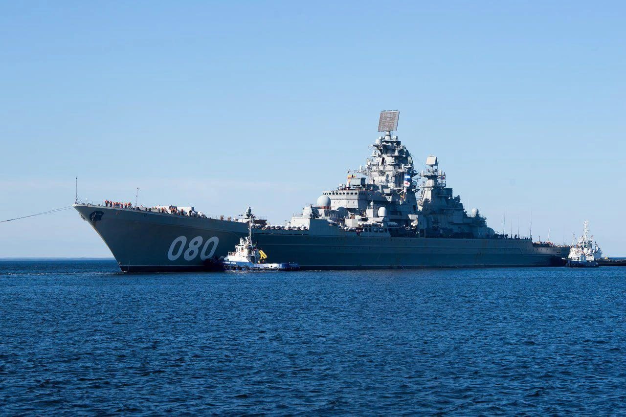 🇷🇺 Тяжёлый атомный ракетный крейсер «Адмирал Нахимов» успешно завершил первый этап заводских ходовых испытаний! Этот легендарный корабль возвращается в строй после глубокой модернизации.